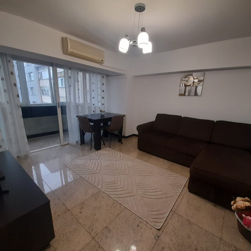 Unirii, Bd., Nerva Traian, chiar pe bulevard.