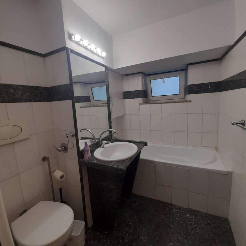 Unirii, Bd., Nerva Traian, chiar pe bulevard.