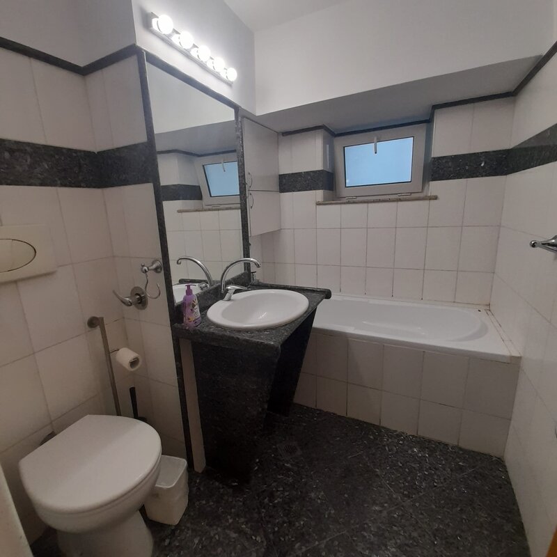 Unirii, Bd., Nerva Traian, chiar pe bulevard.